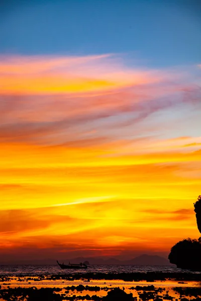 Incredibile tramonto sulla spiaggia di Krabi Thailandia — Foto Stock