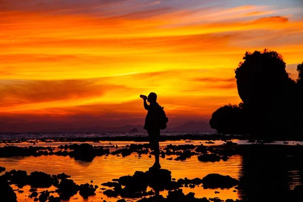 Uomo silhouette guardando sorprendente tramonto sulla spiaggia di Krabi Th — Foto Stock