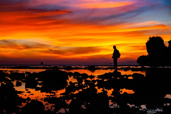 Silueta člověka, která pozoruje úžasný západ slunce na pláži v Krabi th — Stock fotografie