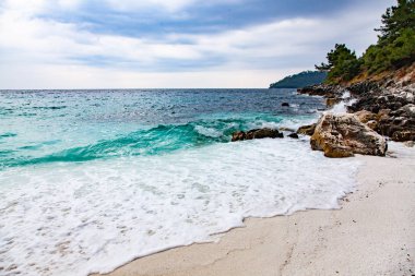 Beyaz kumlu tropik plaj