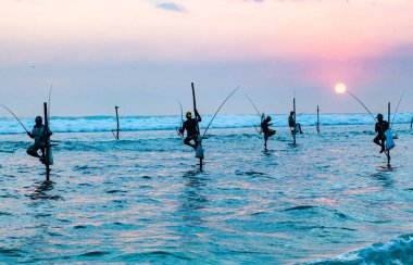 Sri Lanka'da gün batımında stilt balıkçılar