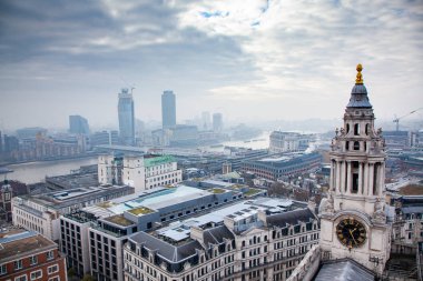 çatı görünümünden Londra üzerinden sisli bir günde St Paul Katedrali