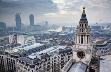 çatı görünümünden Londra üzerinden sisli bir günde St Paul Katedrali