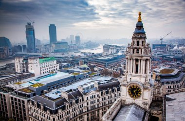 çatı görünümünden Londra üzerinden sisli bir günde St Paul Katedrali