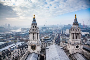 çatı görünümünden Londra üzerinden sisli bir günde St Paul Katedrali