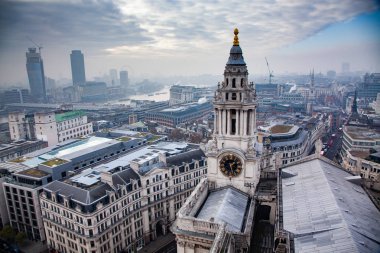 çatı görünümünden Londra üzerinden sisli bir günde St Paul Katedrali