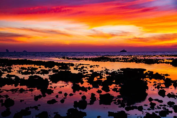 Incredibile tramonto sulla spiaggia di Krabi Thailandia — Foto Stock