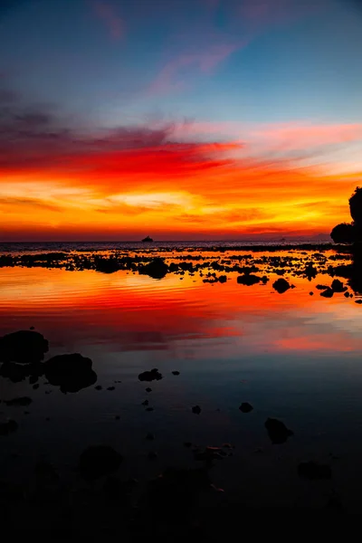 Καταπληκτικό ηλιοβασίλεμα στην παραλία στο Κράμπι Ταϊλάνδη — Φωτογραφία Αρχείου