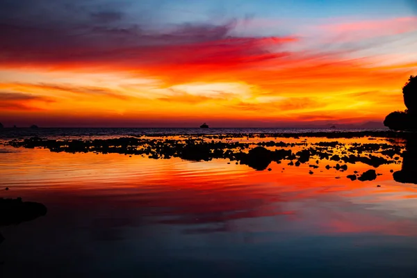 Geweldige zonsondergang op het strand in Krabi Thailand — Stockfoto