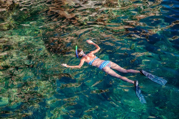 Top view of woman snorkeling in clear waters — Stock Photo, Image