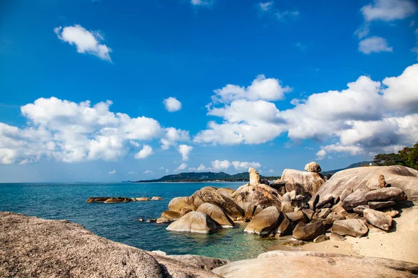 Agua turquesa y formación de rocas interesantes en la playa de Lamai, K — Foto de Stock