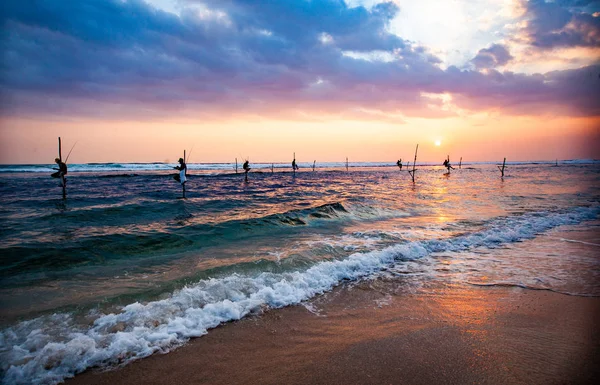 Pescadores de palafitas ao pôr do sol no Sri Lanka — Fotografia de Stock