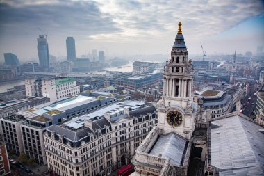 çatı görünümünden Londra üzerinden sisli bir günde St Paul Katedrali