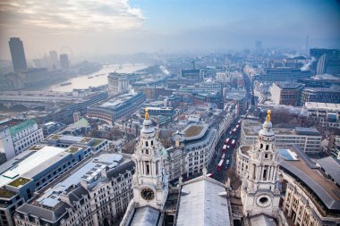 çatı görünümünden Londra üzerinden sisli bir günde St Paul Katedrali