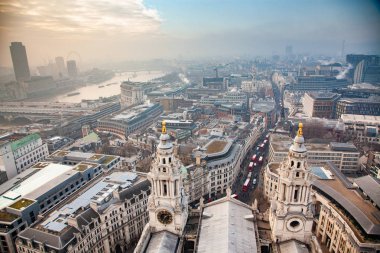çatı görünümünden Londra üzerinden sisli bir günde St Paul Katedrali