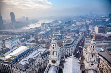 çatı görünümünden Londra üzerinden sisli bir günde St Paul Katedrali