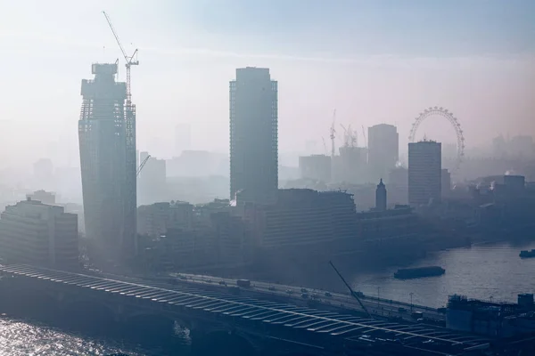 Vue sur Londres par une journée brumeuse depuis la cathédrale St Paul — Photo