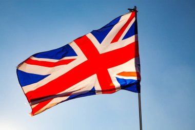 İngiltere bayrak mavi gökyüzü, Union Jack bayrak sallayarak
