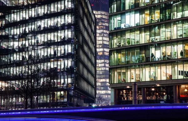 Windows van wolkenkrabber kantoor, Corporate gebouw in Lon — Stockfoto