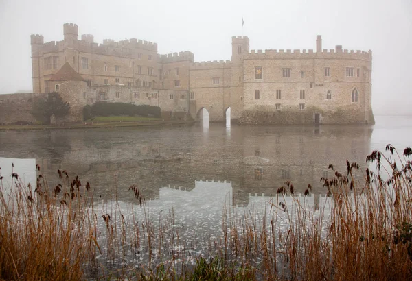 Thick fog surrounding Leeds Castle and moat, England — Stock Photo, Image