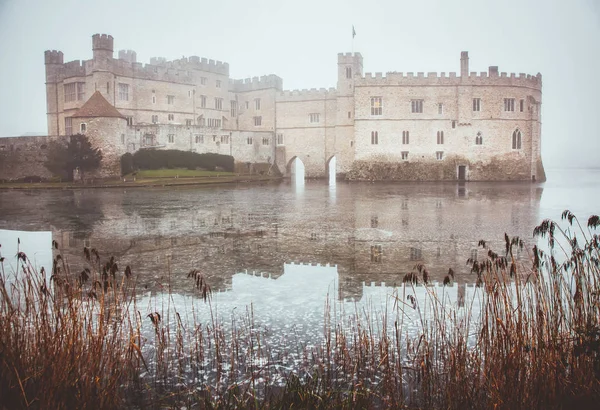 Thick fog surrounding Leeds Castle and moat, England — Stock Photo, Image