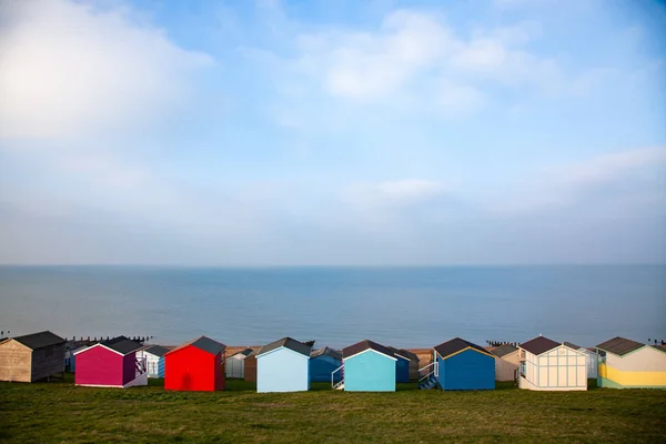 Cabanas de praia coloridas na praia de Tankerton perto de Whitstable em — Fotografia de Stock