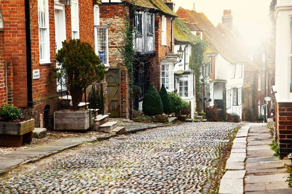 Pretty Tudor half timber houses on a cobblestone street at Rye i — Stock Photo, Image