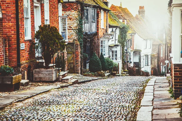 Bonitas casas de madera Tudor medio en una calle empedrada en Rye i — Foto de Stock