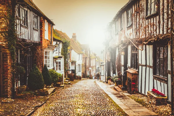 Pretty Tudor half timber houses on a cobblestone street at Rye i — Stock Photo, Image