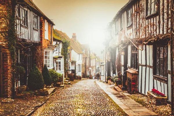 Bonitas casas de madera Tudor medio en una calle empedrada en Rye i — Foto de Stock