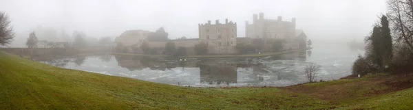 Hustá mlha kolem Leedsových hradů a příkopu, Anglie — Stock fotografie