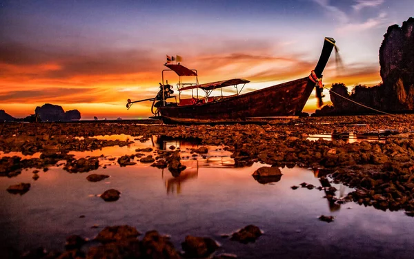 Barca longtail e sorprendente tramonto sulla spiaggia di Krabi Thailandia — Foto Stock