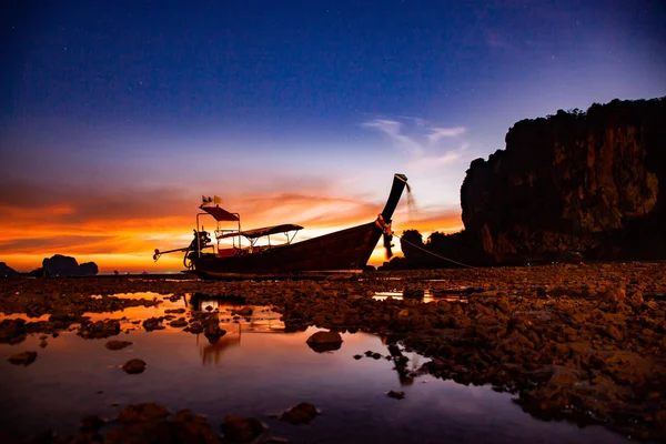 Barco de cauda longa e incrível pôr do sol na praia em Krabi Tailândia — Fotografia de Stock