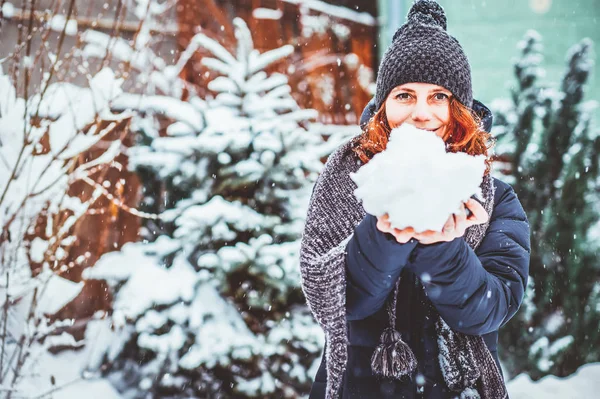 Mulher Segurando Neve Fresca Nas Mãos Enquanto Estava Perto Árvores — Fotografia de Stock