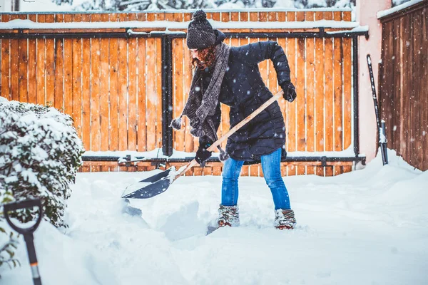 Γυναίκα Φτυάρι Εκκαθάριση Χιόνι Στην Αυλή — Φωτογραφία Αρχείου