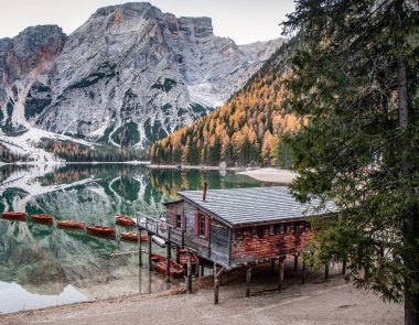 Dolomites dağlarındaki lago di Braies gölündeki tekneler, Sudtirol, İtalya