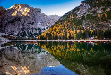 Dolomites dağlarındaki lago di Braies Gölü, Sudtirol, İtalya