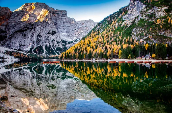 Dolomites Dağlarındaki Lago Braies Gölü Sudtirol Talya — Stok fotoğraf