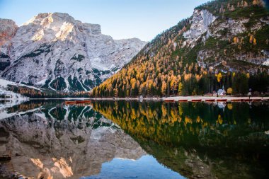 Dolomites dağlarındaki lago di Braies Gölü, Sudtirol, İtalya