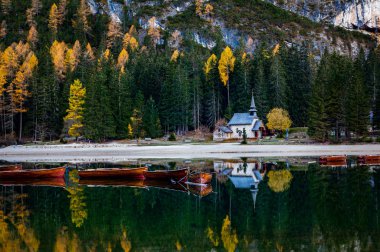 Dolomites dağlarındaki lago di Braies Gölü, Sudtirol, İtalya