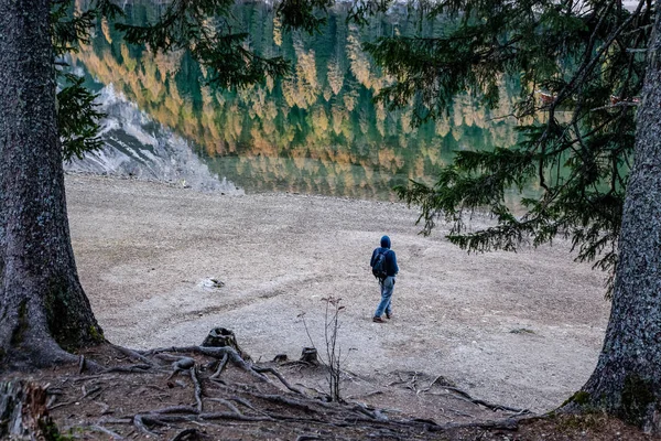 Paseo Turístico Cerca Del Lago Braies Las Montañas Dolomitas Sudtirol —  Fotos de Stock