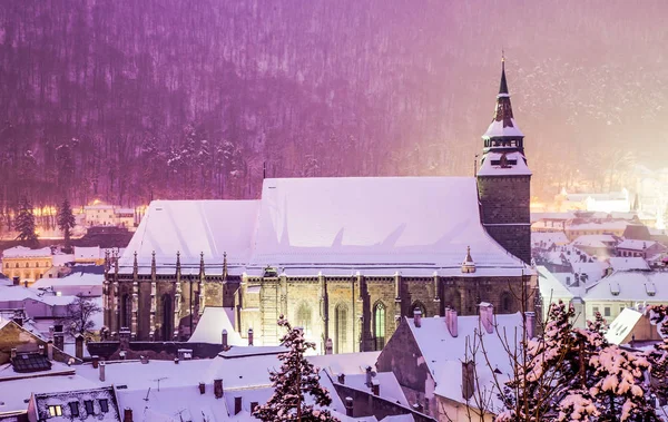 冬夜俯瞰布拉索夫的黑色教堂 — 图库照片