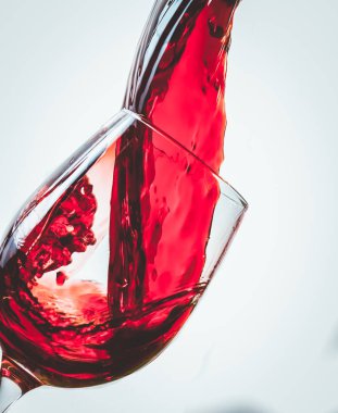 Bardağa kırmızı şarap dolduruyorum.