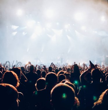 Konserde kalabalık ve sahne ışıkları mesaj için yer açıyor