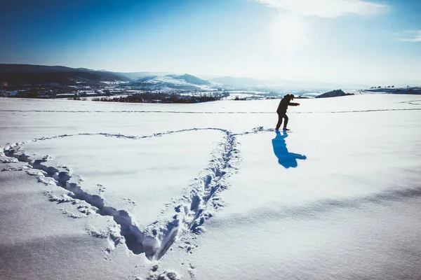 Man making hearth shape in snow - winter love — Stock Photo, Image
