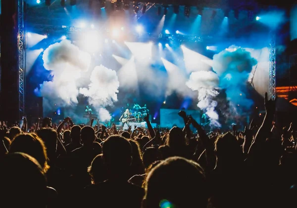 Tömeg koncert és színpadi fények helyet szöveges — Stock Fotó