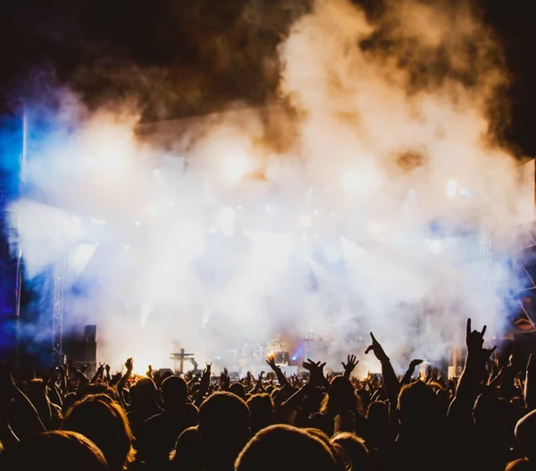 Publik vid konsert och scenbelysning med plats för text — Stockfoto