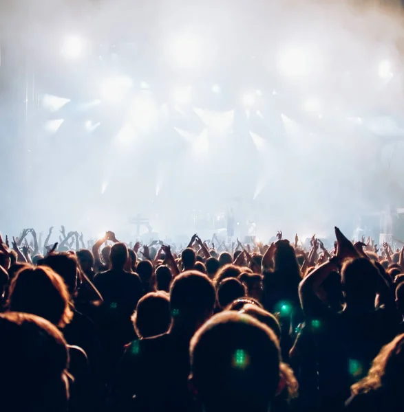 Multitud en concierto y luces de escenario con espacio para el texto —  Fotos de Stock