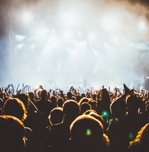 Publikum bei Konzert und Bühnenbeleuchtung mit Platz für Text — Stockfoto