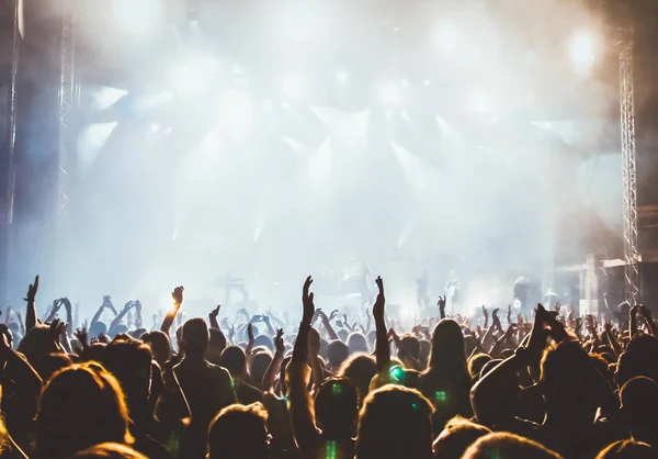 Multitud en concierto y luces de escenario con espacio para el texto — Foto de Stock